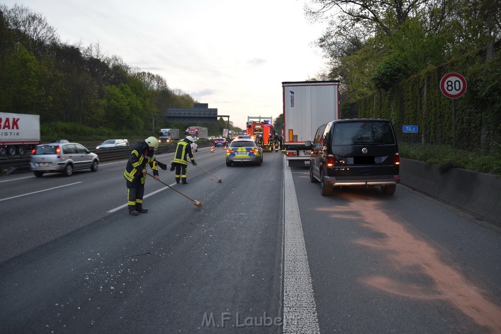 A 4 Rich Olpe vor Rodenkirchener Bruecke Heizoel LKW verliert Heizoel P05.JPG - Miklos Laubert